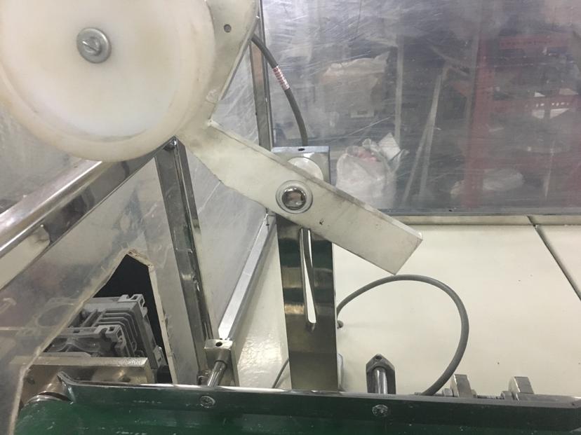An encoder measures the billet speed and length in real time. Once the preset bar length is reached, the encoder sends a cutting signal.